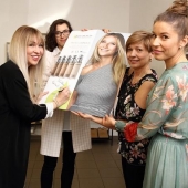 Kateřina Kaira Hrachovcová při křtu Juice Beauty s majitelkami Biosophy (zleva) Ivou Andrýskovou, Hanou Blažkovou a Kateřinou Blažkovou.