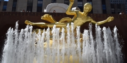 Prométheova fontána před Rockefellerovým centrem v New Yorku, dějištěm aukce