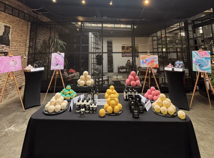 ArtMoment a LUSH představují nový zážitkový formát: Bath Art & Bath Bomb Experience - foto 1 | brand photo