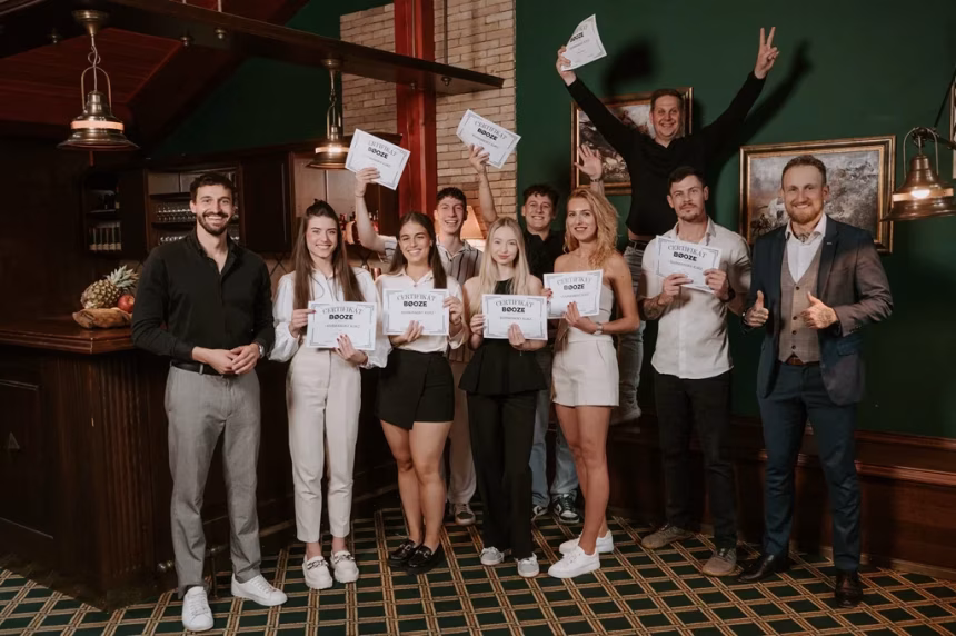 BOOZE ‘N TALES: Když bar dělá show a víkend mění mindset - foto 1 | brand photo