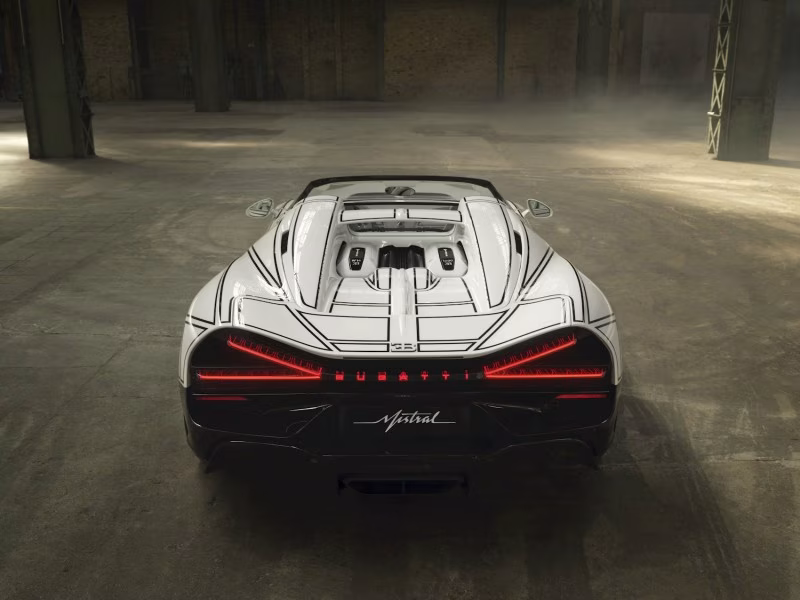 Bugatti W16 Mistral Blanc Éternel: Symbióza porcelánového umění a hypersportovního inženýrství - fotografie 2