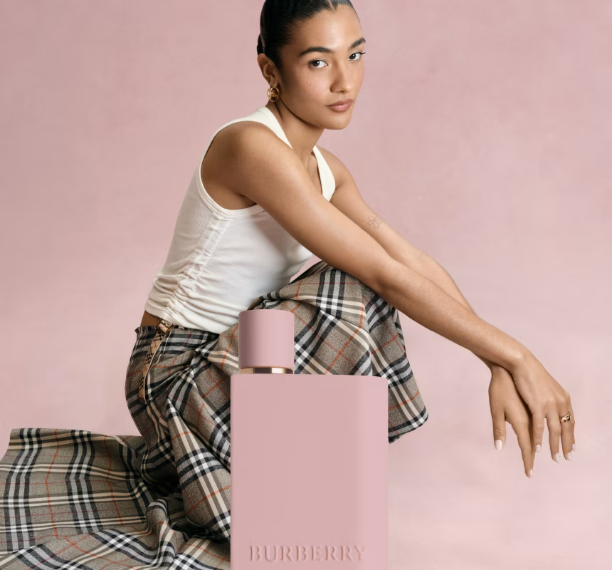 Burberry Her Parfum: Nová dámská vůně s Olivií Dean v hlavní roli