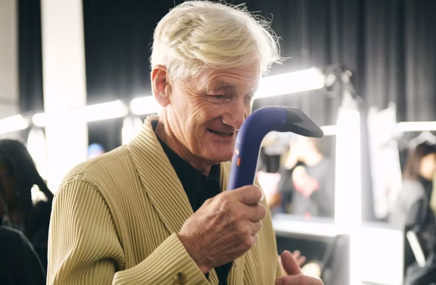 Dyson a Anthony Turner na přehlídce ISSEY MIYAKE AW24 - foto 1 | brand photo