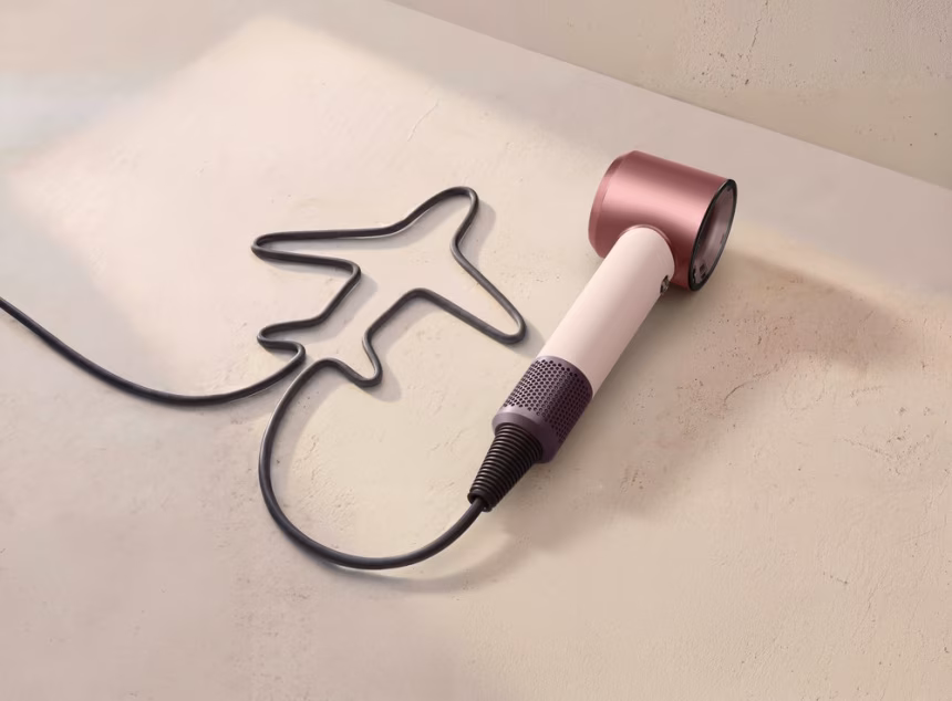 Dyson představuje Supersonic™ Travel: O 32 % menší. O 25 % lehčí. A stále výkonný