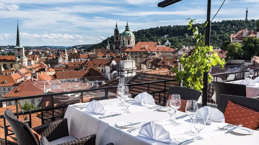 Exkluzivní zážitek na nebeské terase: Okouzlení luxusem a panoramatickým výhledem v restauraci Terasa U Zlaté studně…