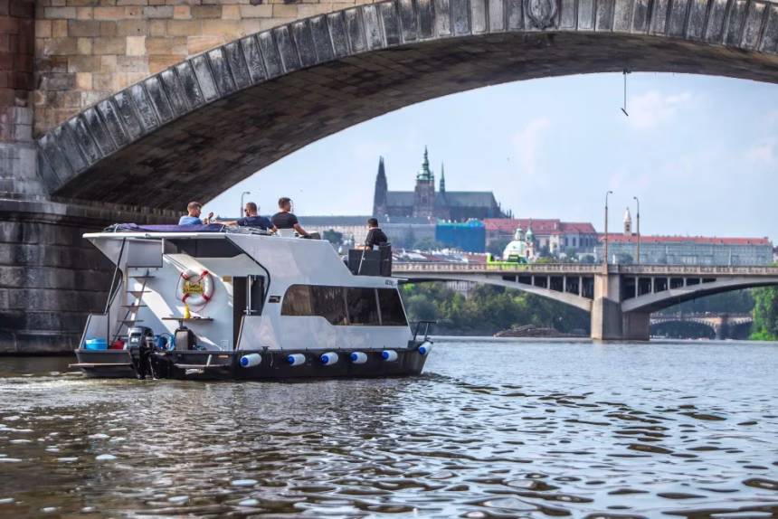 Flotila YachtBoat na Vltavě přináší tip na plavbu Prahou moderní lodí - foto 1 | brand photo