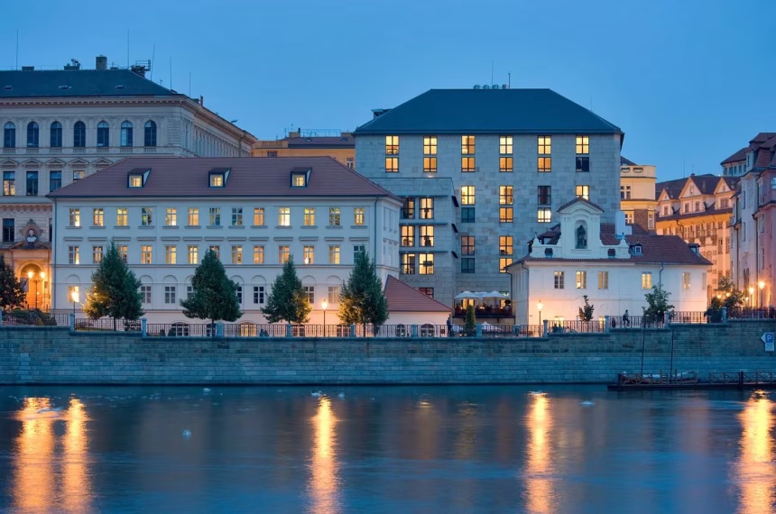 Four Seasons Hotel Prague vydává limitovanou edici vinylové desky s moderní Vltavou - foto 1 | brand photo