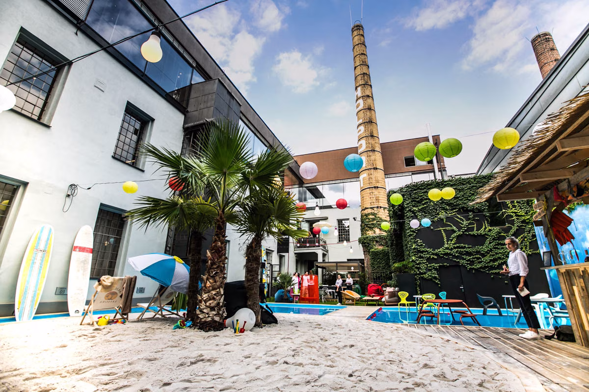 Letní instalace HOT ISLAND