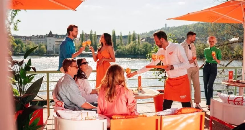 Kouzlo Itálie a výhled na Prahu v Aperol Spritz Terrace v Mánesu - foto 1 | brand photo