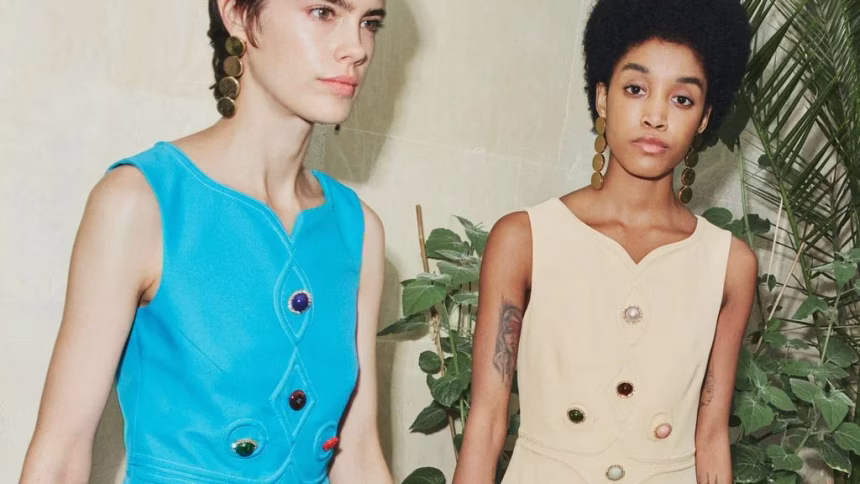 Luxusní britská značka Mulberry čerpala inspiraci ke kolekci SS19 z kultovních šedesátých let alias „Swinging…