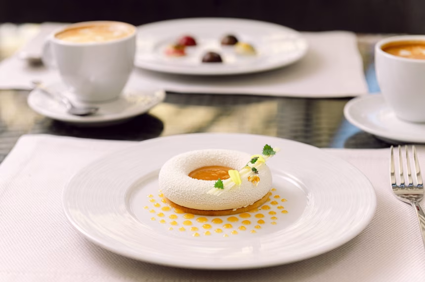 Madarin Oriental, Prague láká na nové menu a šampaňské Perrier-Jouët na terase restaurace Monastiq