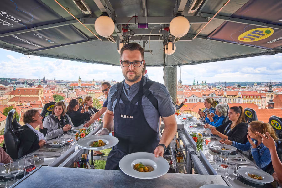 Servírování menu Dinner in the Sky