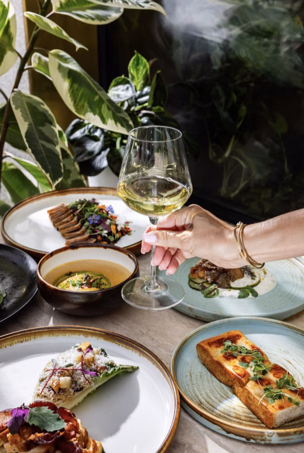 Nová restaurace Greenery 1060 otevírá v centru Prahy. Nabídne filmy Davida Ondříčka i winebar - fotografie 3