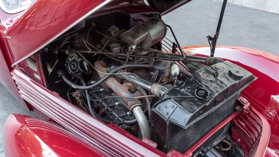 Motorový prostor vozu Cord 810 Westchester