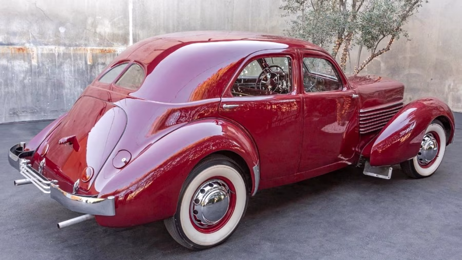Zadní část automobilu Cord 810 z roku 1936