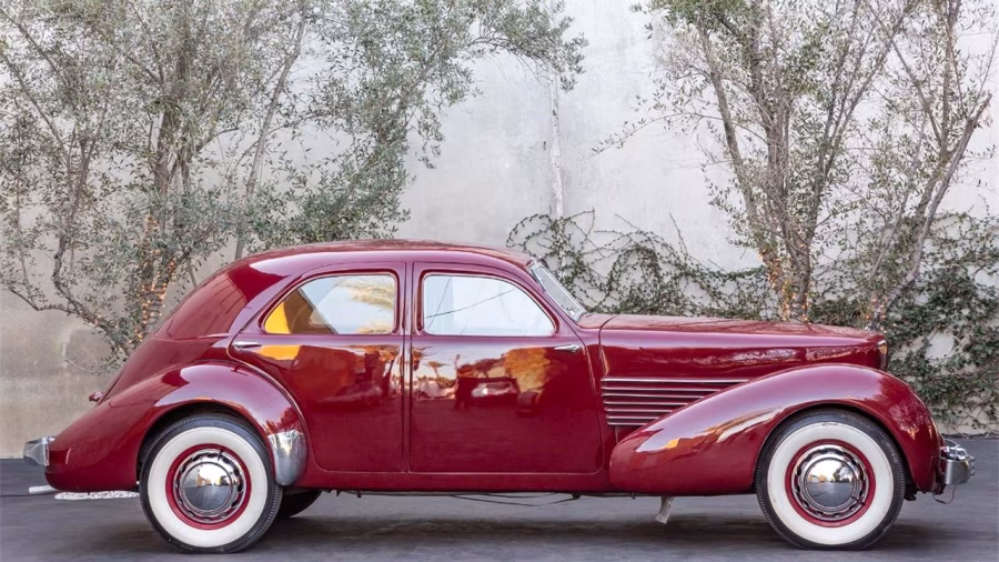 Cord 810 Westchester z roku 1936 v brusinkově červeném laku