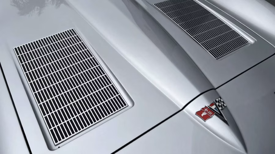 Detail svisle děleného zadního okna Corvette Sting Ray