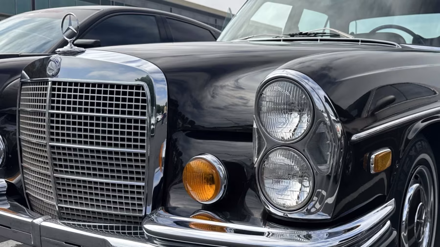 Příď Mercedesu 280S se svisle uspořádanými světlomety