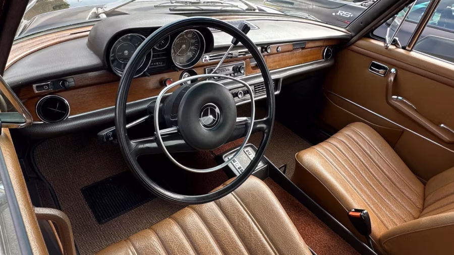 Přístrojová deska Mercedesu 280S s dřevěným obložením