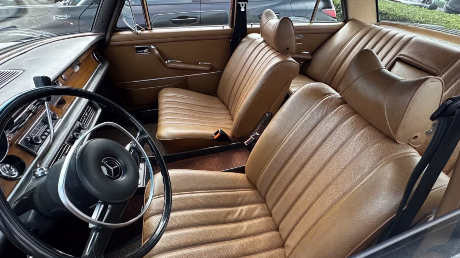 Kožená sedadla v kabině Mercedesu 280S