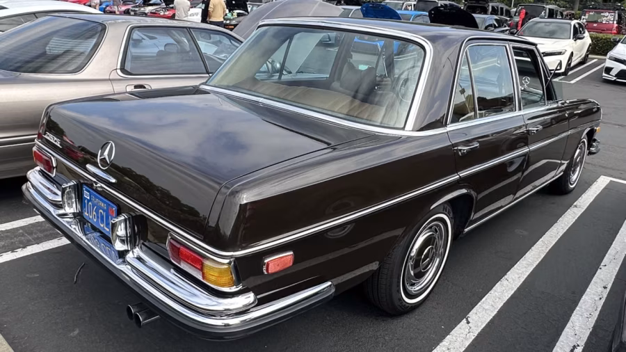 Mercedes 280S z roku 1970 v provedení pro americký trh