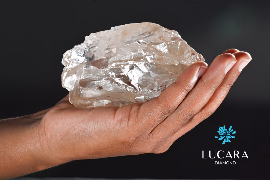 Diamant Motswedi o hmotnosti 2 488,32 karátu v dlani