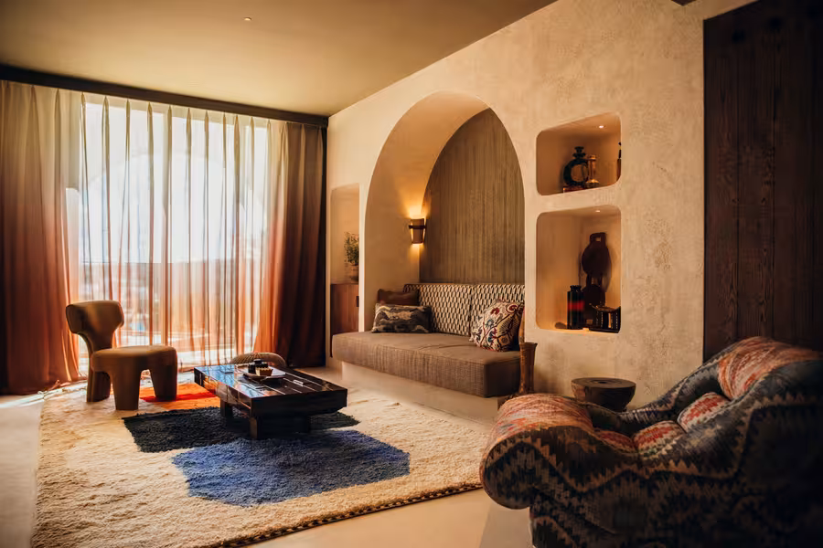 Pokoj hotelu Nômade Temple Ibiza s přírodními materiály