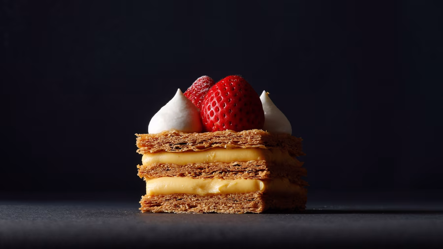 Jahodový millefeuille se šlehačkou z Palace Hotel Tokyo