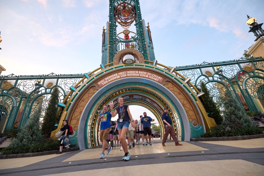 Hlavní vstup do Universal Epic Universe pod modrou oblohou