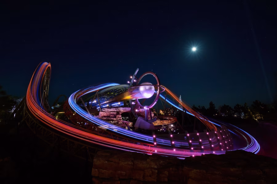 Osvětlená horská dráha Stardust Racers v noci