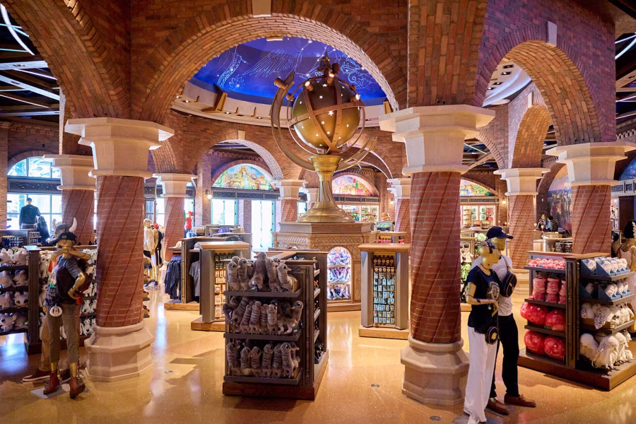 Detailně dekorovaný interiér restaurace v Universal Epic Universe