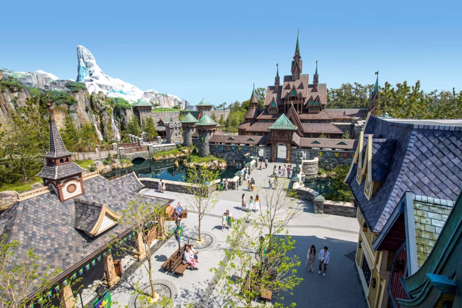 Barevné fasády Frozen Kingdom v Tokyo DisneySea