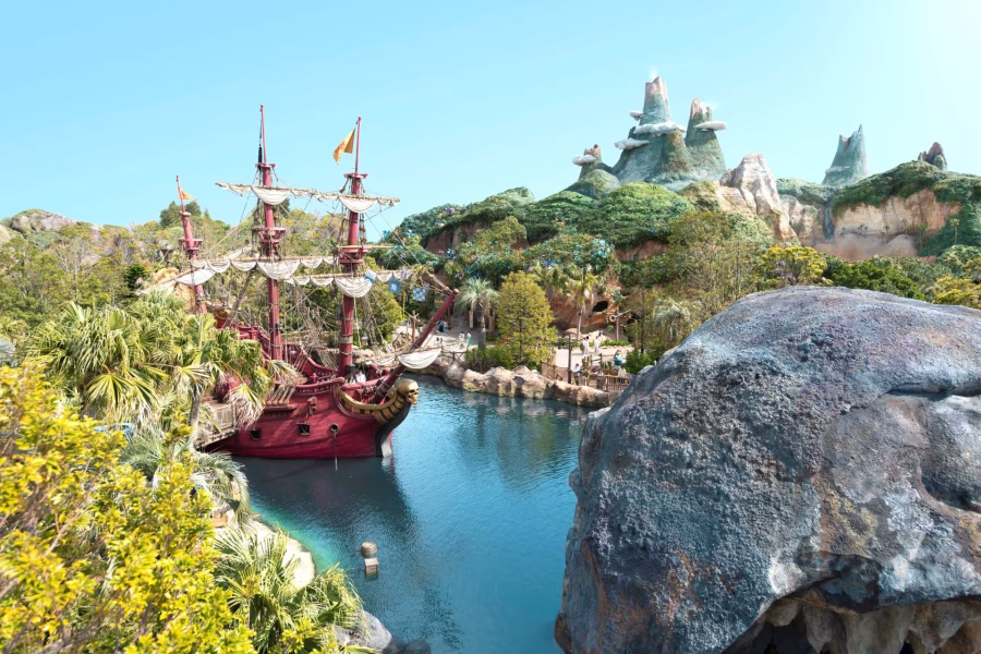 Zelená krajina Peter Pan Never Land v Tokyo DisneySea