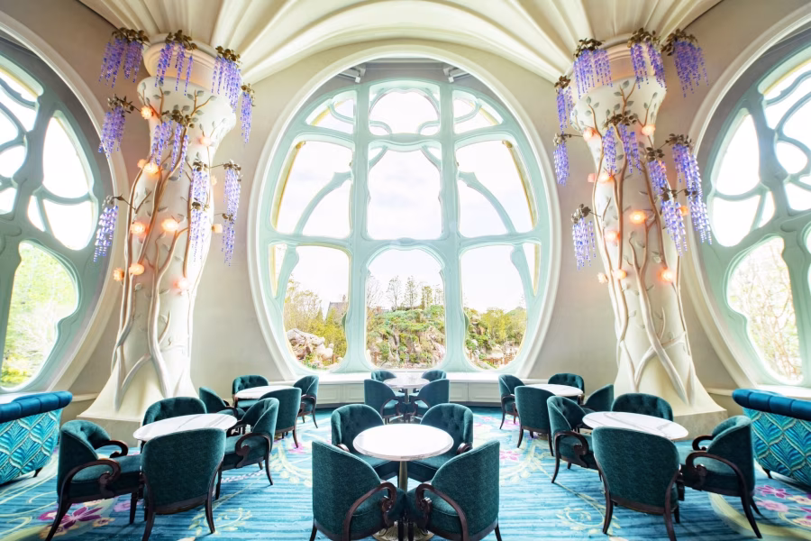 Luxusní lounge s vysokými okny ve Fantasy Springs Hotel