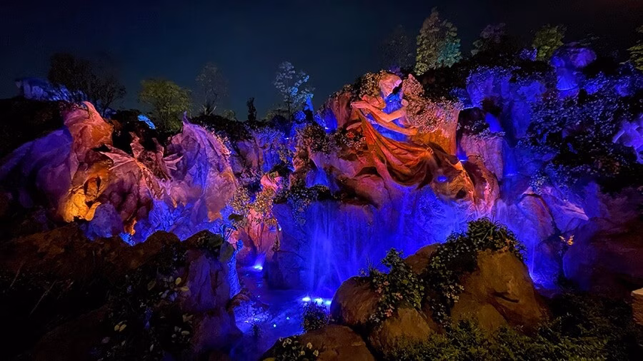 Noční skalní scenérie Fantasy Springs s barevným osvětlením