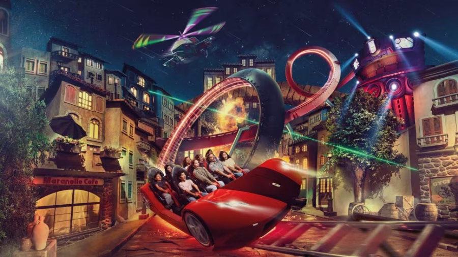 Červený vůz atrakce Mission Ferrari v noční scéně