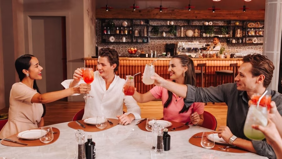 Skupina hostů u stolu v restauraci Ferrari World Abu Dhabi