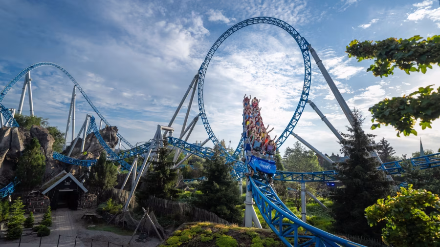Modrý vlak Blue Fire Megacoaster na dráze