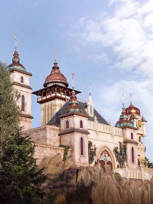 Pohádkový palác Symbolica s věžemi a vodou