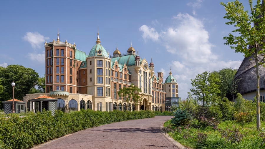 Velký exteriér Efteling Grand Hotel se zahradou