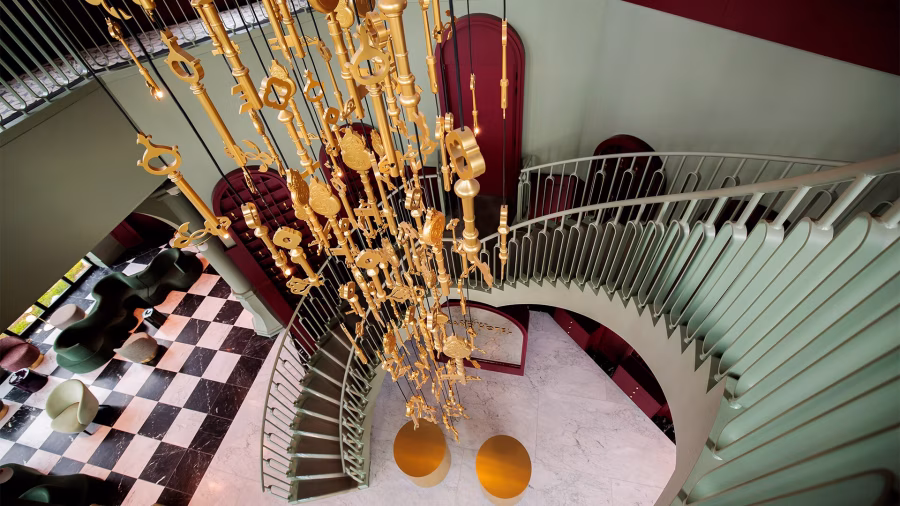 Schodiště a lustr v Efteling Grand Hotel