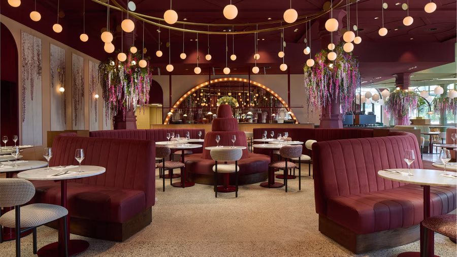 Světlý interiér Brasserie 7 v Efteling Grand Hotel