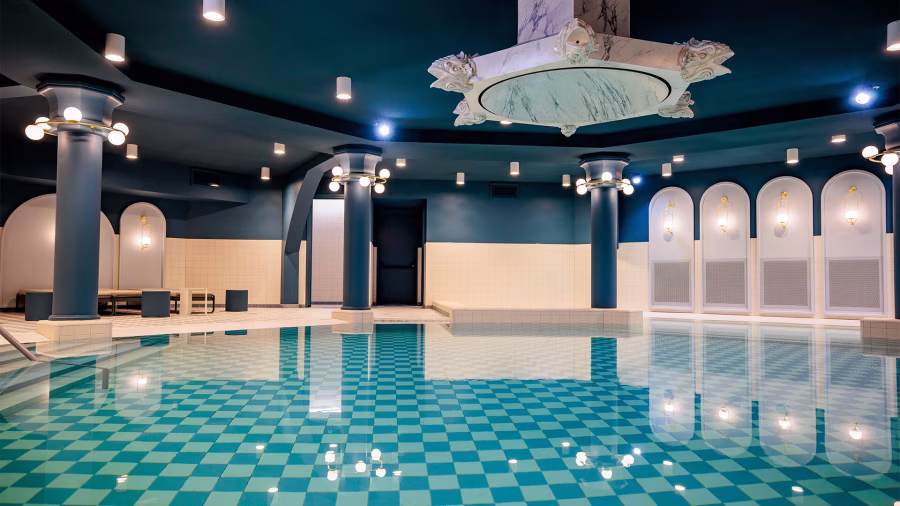 Krytý bazén Efteling Grand Hotel s modrým světlem