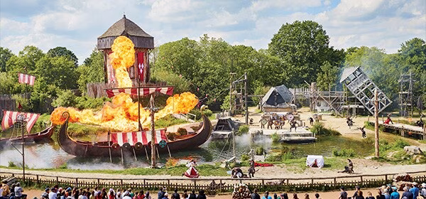 Vikingská loď a oheň během show Les Vikings