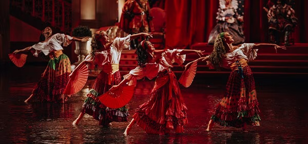 Tanečnice a jezdci v show Mousquetaire de Richelieu