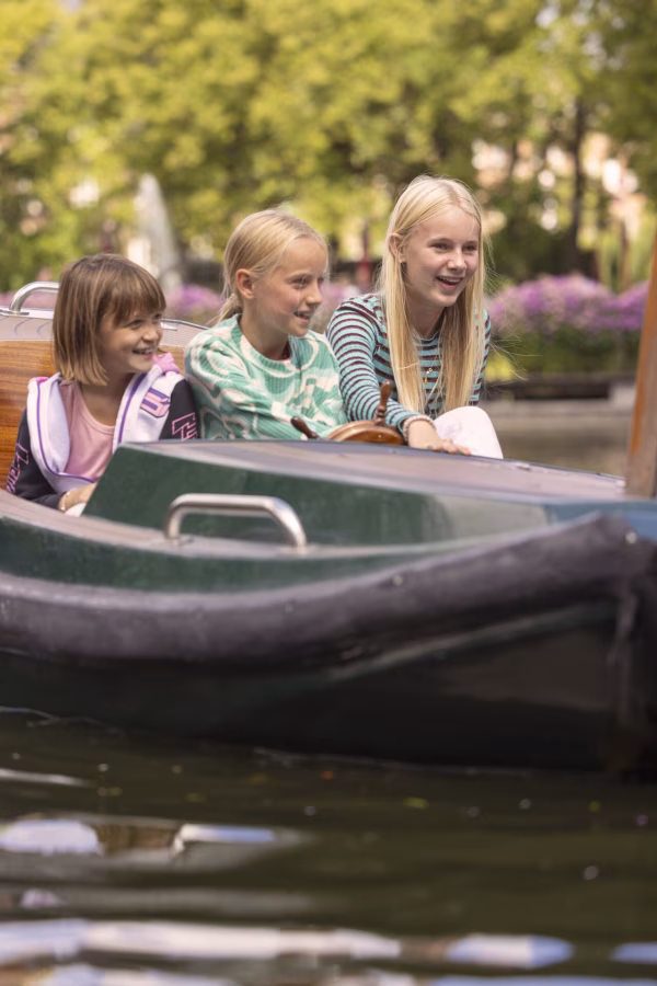 Barevné dračí lodě na vodě v Tivoli Gardens