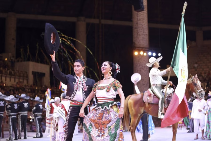 Velká večerní scéna México Espectacular s mexickou vlajkou