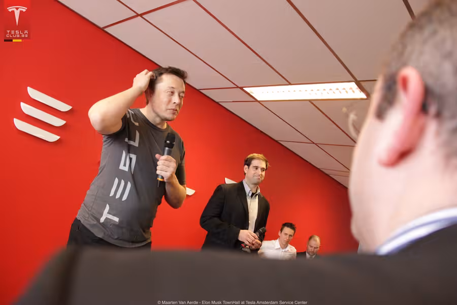 Elon Musk hovoří během veřejné akce