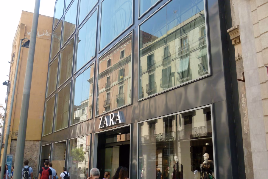Výloha prodejny Zara na Portal de l’Àngel v Barceloně