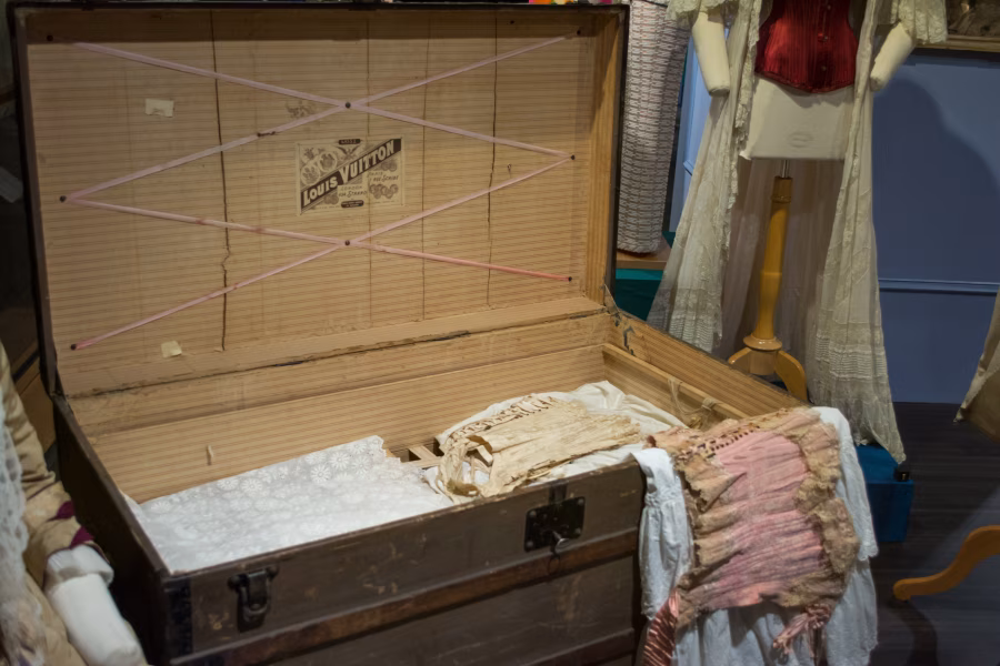 Historický cestovní kufr Louis Vuitton vyrobený kolem roku 1880